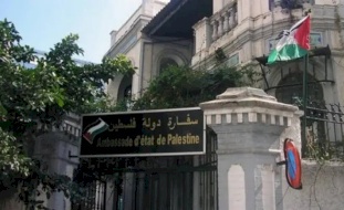 سفارة فلسطين لدى مصر توزع سلالاً غذائية للفلسطينيين في العريش