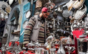 أواني الطعام النحاسية تسترجع بريقها في تونس خلال رمضان