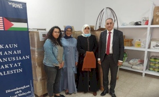 وفد ماليزي يقدم 600 طرد غذائي لقرى شمال غرب القدس بمناسبة شهر رمضان 