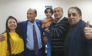 أول صورة للطفل "شنودة" بعد تسليمه لأسرته المسيحية في مصر
