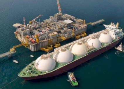 مئات الناقلات تتكدس في الخليج مع تصاعد الحرب