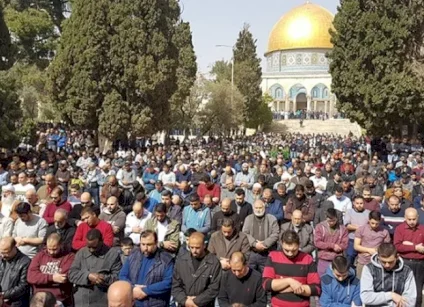 65 ألفا يؤدون الجمعة في المسجد الأقصى