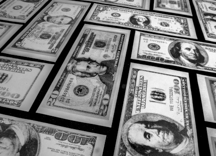 الشرطة: القبض على شخص بحوزته 27 ألف دولار مزيفة في رام الله