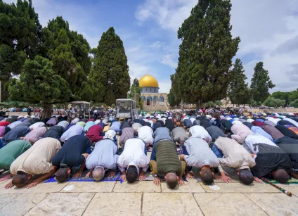الآلاف يؤدون صلاة الجمعة في المسجد الأقصى