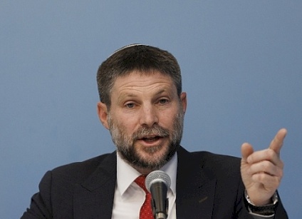 سموتريتش يهدد البنوك الإسرائيلية: إلغاء المزايا سيضاعف الضريبة