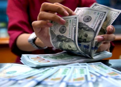 الدولار يتأهب لأكبر مكسب أسبوعي منذ أكثر من عام