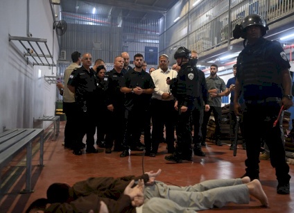 فيديو: بن غفير يقتحم زنازين الأسرى في عوفر