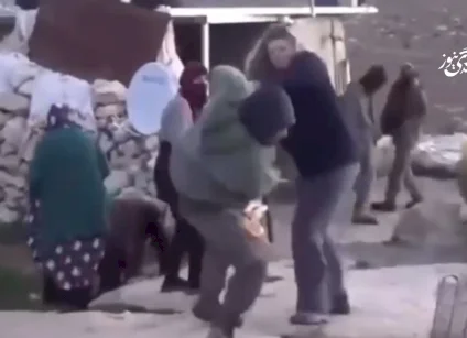 مستعمرون يعتدون على طفل والاحتلال يعتقل مسنا في مسافر يطا