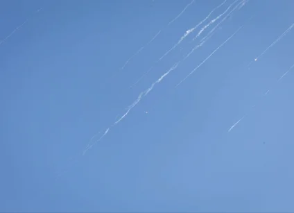 تطورات الحرب.. الجيش الإيراني يؤكد ضرب مخازن وقود في حيفا وقتيل جديد في إسرائيل