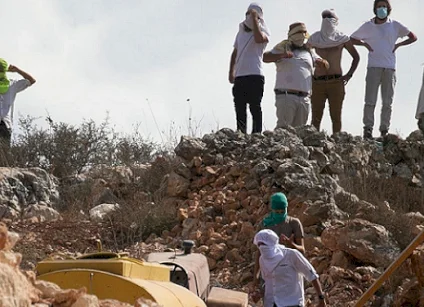 مستوطنون يختطفون مزارعا بعد الاعتداء عليه في نحالين غرب بيت لحم