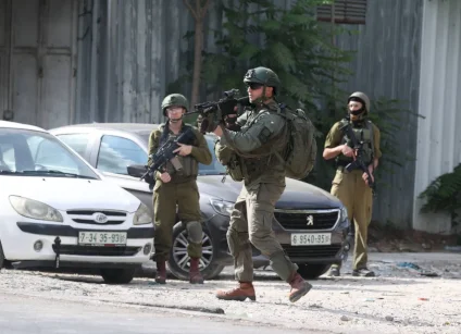 فيديو: قوة إسرائيلية خاصة تطلق النار على مركبة في نابلس