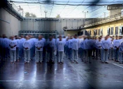 تقرير: المعتقلون في سجني عوفر والنقب يعانون ظروفا إنسانية بالغة الصعوبة