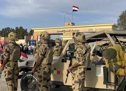 طواقم مصرية تدخل إلى غزة للمشاركة في البحث عن رفات إسرائيليين