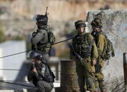 الاحتلال يحتجز عشرات المواطنين ويفرض حصاراً على بيت أمر