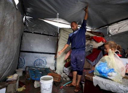 UNRWA: Rain Increases the Difficulty of Conditions in Gaza and Families Resort to Any Available Shelters