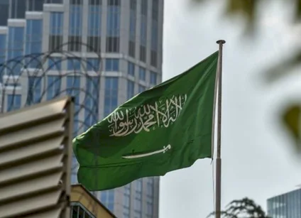 السعودية قد ترد عسكريا في حال شنّت إيران هجوما "مُنسقا" على منشآتها النفطية