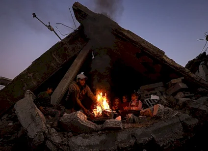 Gaza: 3 Deaths Including Two Children in a Fire and Due to the Cold