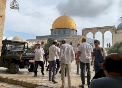 מתנחלים פורצים למסגד אל-אקשא