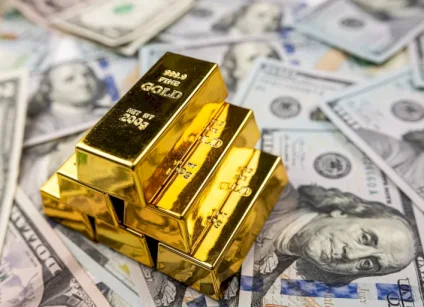 الذهب يتراجع والدولار يقترب من أعلى مستوياته