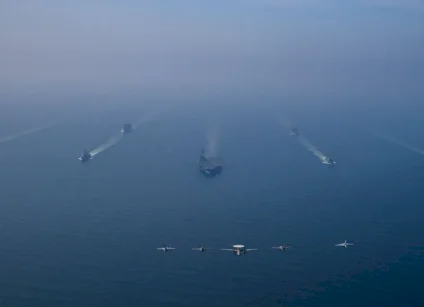 استعراض عسكري أميركي في بحر العرب بعد محادثات مسقط: "السلام من خلال القوة"