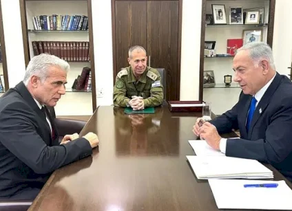 لبيد يتهم نتنياهو بتزوير بروتوكول مداولات أمنية ويطالب بتحقيق جنائي ضده