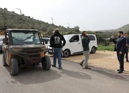 مستعمرون يعترضون جولة لمحافظ سلفيت والسفير الروسي في وادي المطوي