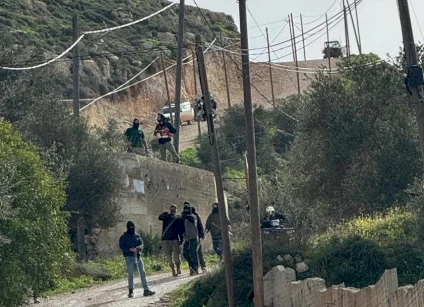 مستعمرون يختطفون شابا من رمون شرق رام الله