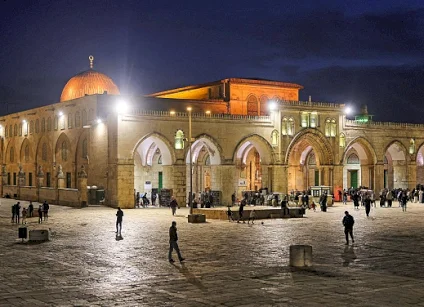 الاحتلال يعتقل إمام الأقصى ويمنع تجهيز المسجد لاستقبال رمضان ويصدر أوامر إبعاد