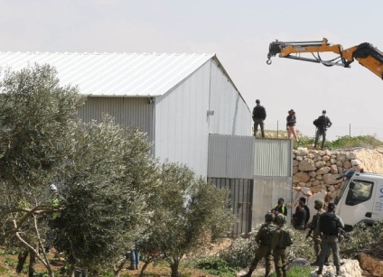 الاحتلال يهدم محال تجارية في بلدة بيت عوا غرب الخليل