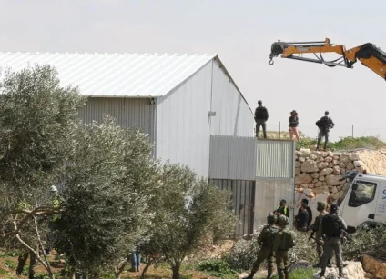 الاحتلال يهدم سور منزل وجزءا من معرض سيارات جنوب جنين (فيديو)