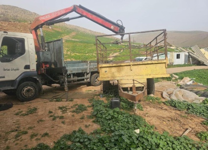 Settlers Force 15 Families to Dismantle Their Homes and Leave in the Jordan Valley