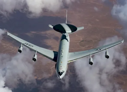 غرفة عمليات في الجو.. هل يمهد نشر "إي-3" لضربة أمريكية على إيران؟