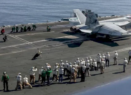 الحرس الثوري الإيراني يقصف حاملة طائرات أميركية بـ4 صواريخ