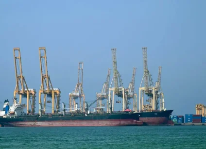 الأزمة في مضيق هرمز تضرب التجارة العالمية وليس النفط فحسب