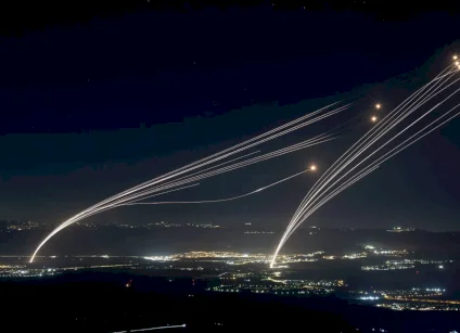 أكبر هجوم مزدوج منذ بدء الحرب.. صواريخ إيران وحزب الله تضرب إسرائيل