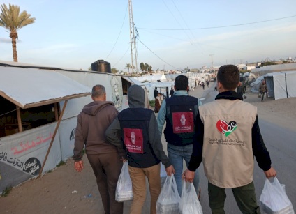 بنك فلسطين وجمعية عطاء فلسطين يوزعان وجبات إفطار للأسر المتضررة في غزة ضمن حملة "رمضان يجمعنا بالحب والعطاء"