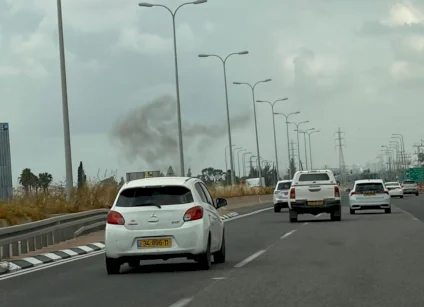 إصابتان وأضرار بسقوط شظايا صواريخ في وسط إسرائيل (فيديو)