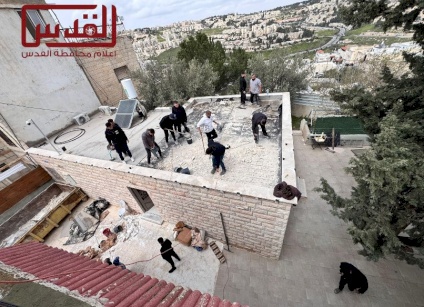 فيديو: الاحتلال يجبر مقدسيًا على هدم منزله ذاتيًا