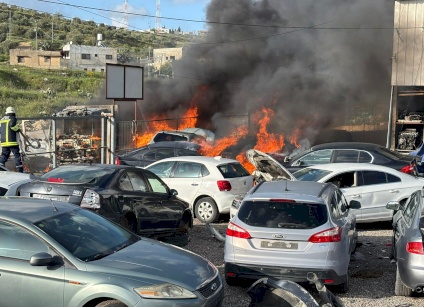 مستعمرون يحرقون مشطبا للمركبات في دير شرف وخيمة في المسعودية