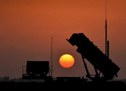 الدفاعات الخليجية تتصدى لهجمات إيرانية.. وسقوط مروحية قطرية في البحر