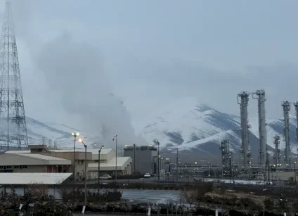 غارات تستهدف مفاعل آراك بوسط إيران.. وقصف مصنع لليورانيوم