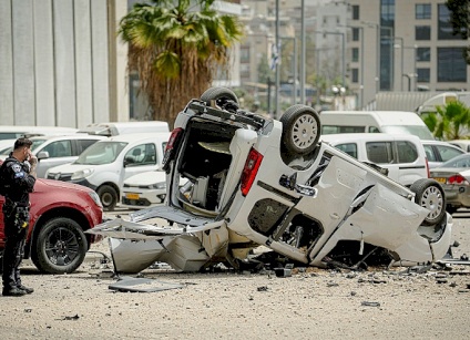 سقوط مقذوف من صاروخ عنقودي إيراني في محيط مقر وزارة الأمن الإسرائيلية بتل أبيب