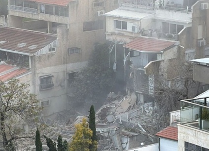 مصابون وعالقون إثر إصابة مبنى بصاروخ إيراني في حيفا 