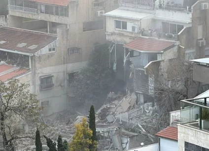 مصابون وعالقون إثر إصابة مبنى بصاروخ إيراني في حيفا 