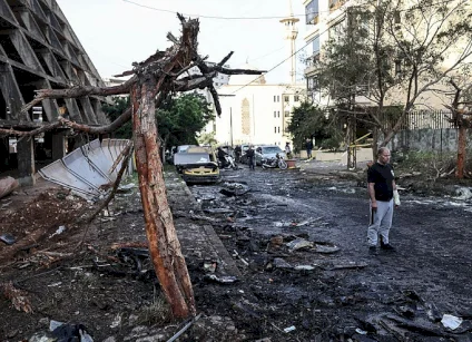 غارات على بيروت وحزب الله يعلن استهداف بارجة إسرائيلية