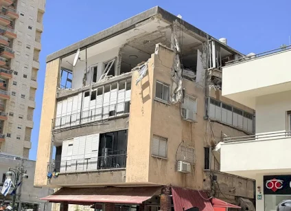 مصاب وأضرار في نحو 30 موقعا بمنطقة تل أبيب وإسرائيل تهاجم أكبر منشأة بتروكيماويات بإيران