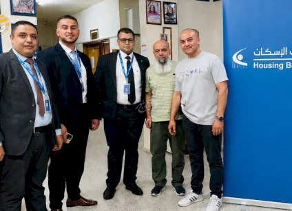 بنك الإسكان يتبرع بأجهزة الكترونية لجمعية بيت المسنين الخيرية في جنين