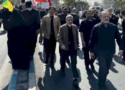 ظهور أحمدي نجاد في تشييع خامنئي يبدد غموضاً أحاط بمصيره