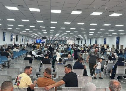مئات المسافرين عالقون.. توقف العمل مؤقتاً في معبر الكرامة بسبب إضراب إسرائيلي