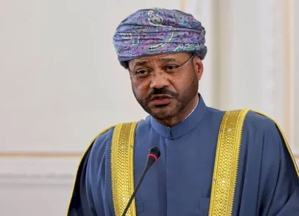 وزير الخارجية العُماني: ترتيبات طويلة الأمد لضمان حرية الملاحة في هرمز